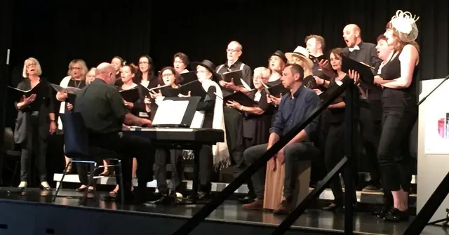 Der Gesangsverein Eintracht Queichhambach präsentiert sich beim Jubiläumskonzert musikalisch vielseitig und modern. Neben dem gemischten Chor stehen auch die „Bachstelzen“ und das Ensemble „Q-Semble“ auf der Bühne. | Foto: Andreas Mazzoli