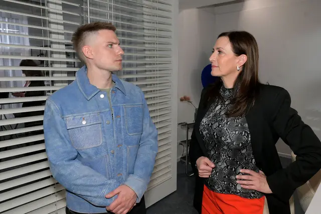 Moritz (Lennart Borchert) und Katrin (Ulrike Frank) geraten bei GZSZ erneut wegen Laura und der Folgen des Zoe-Mords aneinander. | Foto: RTL / Rolf Baumgartner