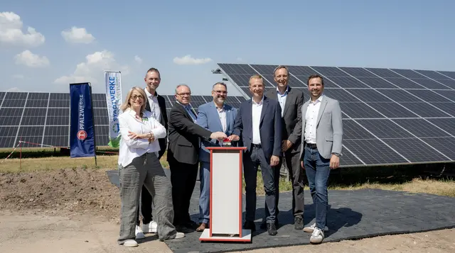 Feierliche Inbetriebnahme v.l. Karin Henneke, Geschäftsführerin Wirtschaftsentwicklungsgesellschaft mbH, Martin Gödel, Geschäftsführer Solarpark Neustadt GmbH, Holger Mück, Geschäftsführer Stadtwerke Neustadt, Marc Weigel, Oberbürgermeister Neustadt a.d.W., Dominik Habig, Vorstandsmitglied Pfalzwerke, Rolf Lulei, Bereichsleiter Business Solutions Pfalzwerke, Pascal Frey, Geschäftsführer Solarpark Neustadt GmbH. | Foto: Pfalzwerke/Alexander Grüber