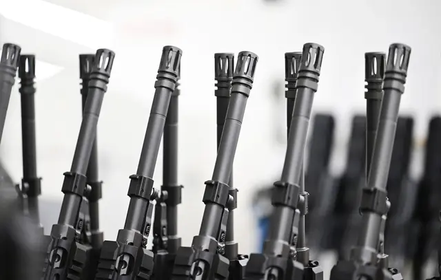 Stahl an Stahl: Die Läufe von Sturmgewehren in der Produktion von Heckler & Koch. | Foto: Bernd Weißbrod/dpa