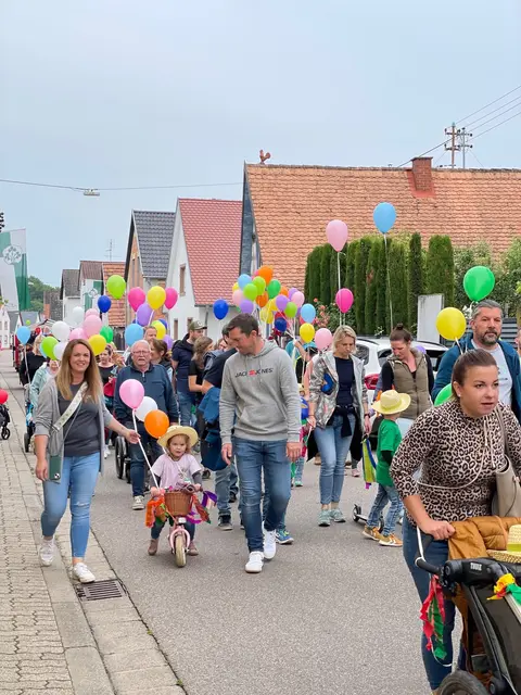 Gelebte Tradition auf der Freimersheimer Kerwe: Der Umzug führt durch das geschmückte Dorf bis zum Dorfplatz, wo die feierliche Eröffnung durch Bürgermeister Thorsten Mees und die Weinprinzessinnen stattfindet | Foto: Heike Dernberger