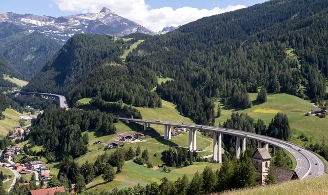 Reisechaos am Brenner: Die achtstündige Sperrung der Brennerautobahn am 30. Mai trifft viele Urlauber mitten in den Pfingstferien. | Foto: dpa
