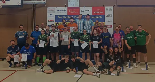 Nach absolvierten Finalspielen ging es mit guter Laune in den Abend: Peter Sziedat (oranges Shirt links) und Markus Hack (vierter von rechts) waren mittendrin | Foto: |SebastianGebhardt
