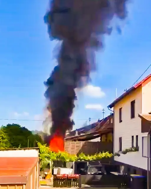 Wohnhäuser gehen in Flammen auf | Foto: KBI WND D. Schäfer