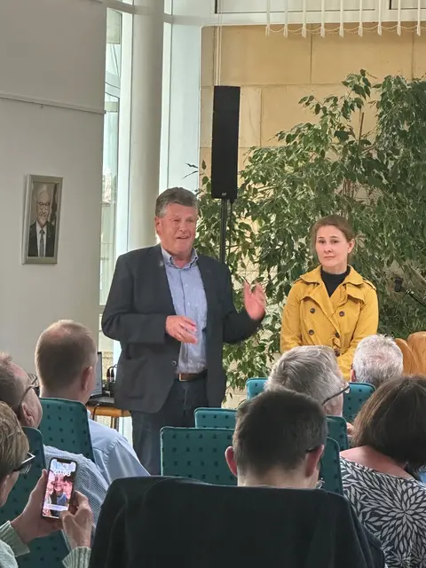 Ortsbürgermeister Dieter Hartmüller mit Schauspielerin Katja Straub | Foto: VG Göllheim