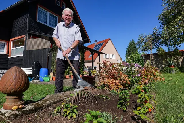 In seinem Garten auf der Ruhbank fühlte sich Norbert Staller am wohlsten. Das Foto entstand an seinem 90. Geburtstag im September 2025. | Foto: Erik Stegner