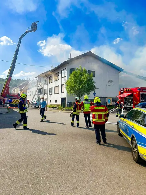 Rauch steigt aus den Fenstern in Reihenhaussiedlung | Foto: KBI WND D. Schäfer