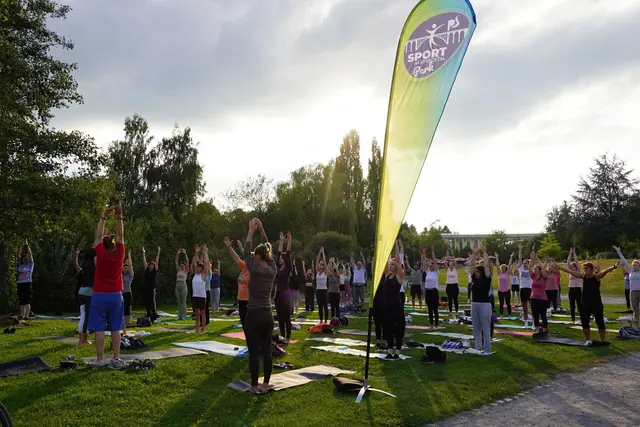 Sportkurs nach Feierabend auf der Wiese im Strecktalpark: mit Matte, Trinkflasche und Blick ins Grüne. | Foto: Stadt Pirmasens