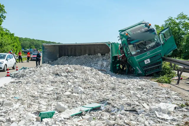 Ein umgekippter Lastwagen blockiert die A6 bei Saarbrücken. | Foto: Becker & Bredel/dpa