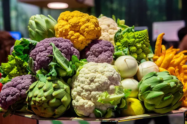 Blumenkohl in Gelb, Grün oder Lila bringt Abwechslung auf den Teller und schmeckt genauso gut wie der klassische Weiße. Optisches Highlight ist auch der Romanesco mit seinen türmchenartigen Rosen. | Foto: dpa