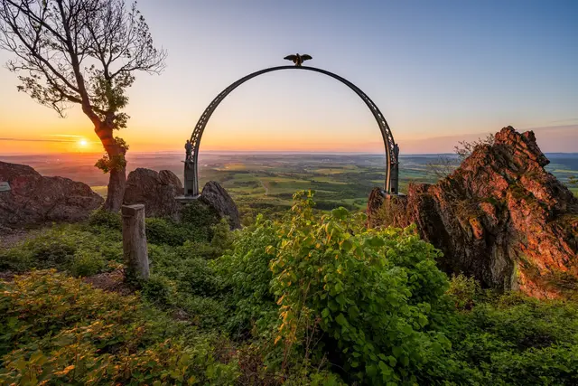 Der traumhafte Ausblick vom Adlerbogen am Donnersberg ist einer der besonders markanten Punkte entlang des "Pfälzer Höhenwegs" | Foto: Donnersberg-Touristik-Verband/Florian Orth/gratis