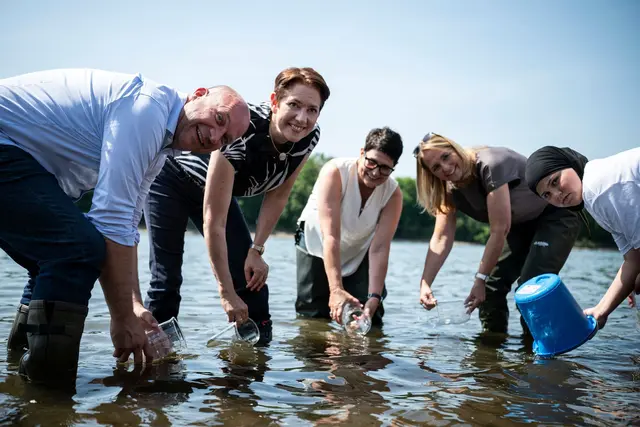 Bei einem offiziellen Termin des länderübergreifenden Projekts wurden mehrere Zehntausend Maifischlarven in die Freiheit entlassen.  | Foto: Hannes P. Albert/dpa