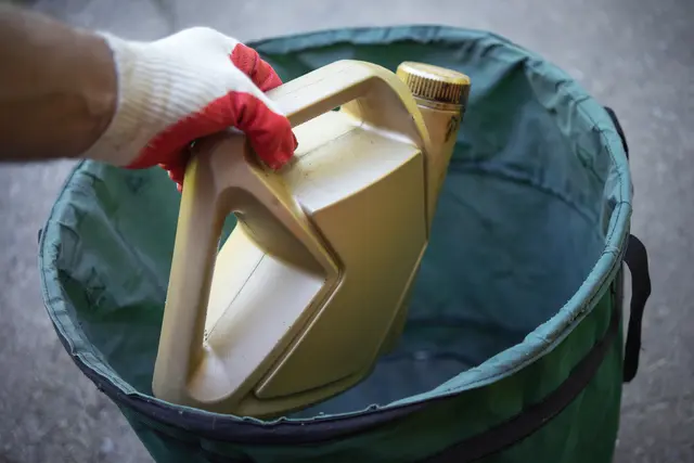 Motorenaltöl gilt als Gefahrstoff und muss fachgerecht gesammelt und entsorgt werden. | Foto: Svetliy/stock.adobe.com