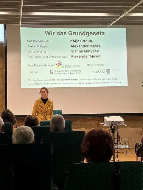 Schauspielerin Katja Straub verlieh dem Grundgesetz eindrucksvoll Persönlichkeit und nahm das Publikum mit auf eine kurzweilige, humorvolle und zugleich nachdenkliche Reise durch die Geschichte und Entstehung der deutschen Verfassung. | Foto: VG Göllheim/gratis