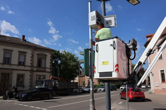 Wer in den vergangenen Tagen in Landau unterwegs war, hat sie vielleicht bereits entdeckt: die neuen grauen Kästen an der Kreuzung Schlossstraße/Xylanderstraße und wie hier zu sehen an der Kreuzung Maximilianstraße/Paul-von-Denis-Straße/Rheinstraße. An großen Kreuzungen in Landau messen neue Stationen die Luft. Die Daten sollen zeigen, was eine smartere Ampelsteuerung verändert. | Foto: Stadt Landau
