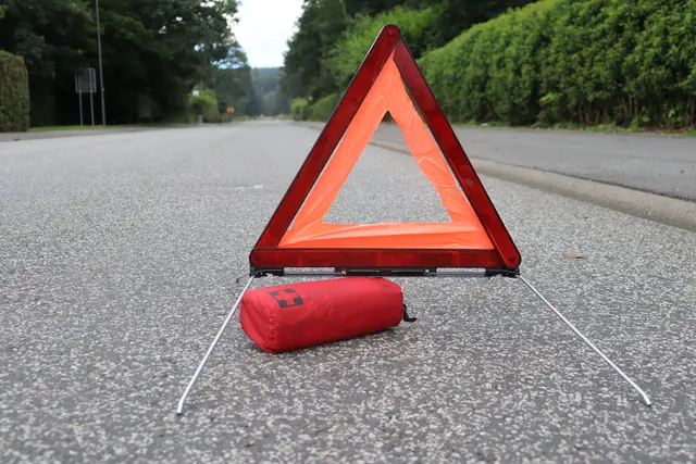 Nach einem Unfall auf der K 88 zwischen Morbach-Gonzerath und Gornhausen musste die Straße zeitweise voll gesperrt werden. Der Fahrer wurde leicht verletzt, das Auto erlitt Totalschaden. | Foto: Polizeidirektion Trier