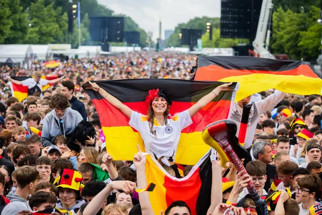 So kann Public Viewing der Fußballfans aussehen (Archivbild) | Foto: Christoph Soeder/dpa