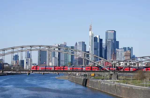 Die Deutschherrnbrücke in Frankfurt am Main soll durch einen parallel verlaufenden Neubau ersetzt werden. Die Deutsche Bahn will so mehr Kapazität schaffen und den Lärm für Anwohnende reduzieren. | Foto: Deutsche Bahn AG / Oliver Lang