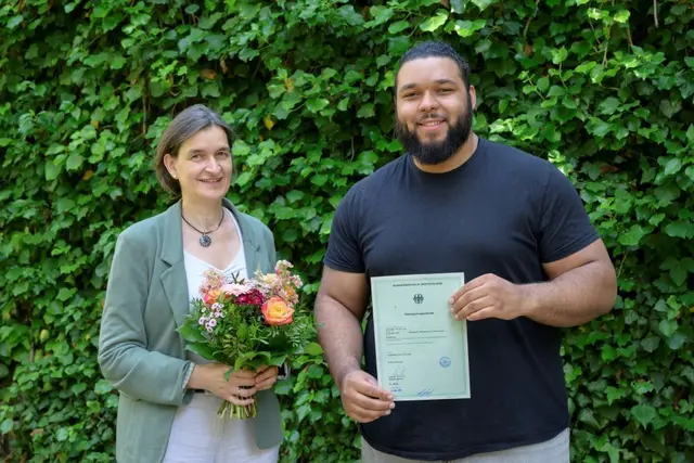 Bürgermeisterin Martina Pfister überreichte dem Gewichtheber Enzo Kuworge am
Mittwoch, 27. Mai 2026, die Einbürgerungsurkunde. (Foto: Philipp Rothe) | Foto: Stadt Heidelberg