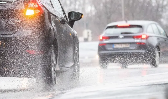 Unwetterwarnung für Deutschland: Der Deutsche Wetterdienst rechnet zum Wochenende mit Gewittern, Starkregen und Sturmböen. Besonders bei stehendem Wasser auf der Fahrbahn besteht Aquaplaning-Gefahr. | Foto: dpa