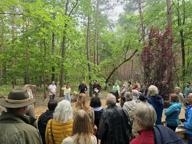Rund 60 Besucher waren bei der Einweihung dabei: Der neue „Freundschaftskreis“ im Haßlocher Wald stößt bereits auf große Resonanz. | Foto: Gemeindeverwaltung Haßloch