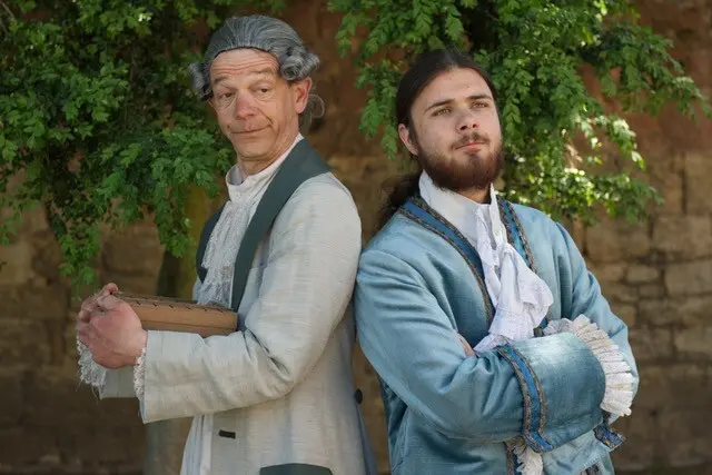 Harpagon (Siegfried Kralik) und sein Sohn Cléante (Nico Müller) in Molières „Der Geizige“ in der Inszenierung der Neustadter Schauspielgruppe. | Foto: Neustadter Schauspielgruppe/Adolf Klut