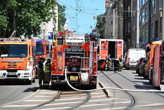 Die Feuerwehr rückte mit zahlreichen Einsatzfahrzeugen an. | Foto: Bernd Weißbrod/dpa