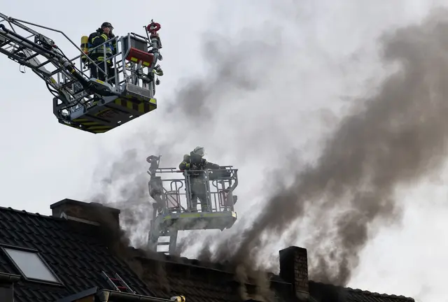 Am Abend war das Feuer unter Kontrolle. | Foto: Boris Roessler/dpa