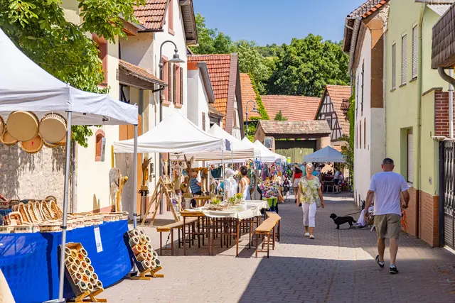 Schon traditionell wird auf der Hauptstraße die WM-Meile (WeinMunkel-Meile), eine riesige Tafel, hergerichtet, an der sich die Gäste niederlassen können | Foto: CC-BY Pfalz.Touristik e.V./Heimatlichter GmbH/gratis