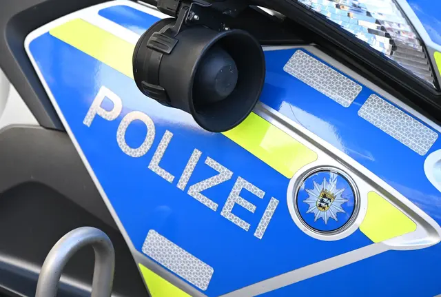 Die Polizei nahm in der Nähe des Tatorts einen Verdächtigen vorläufig fest. (Symbolbild) | Foto: Bernd Weißbrod/dpa