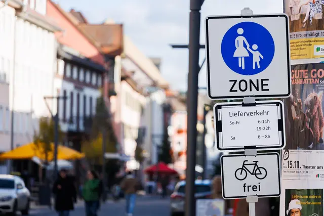 Fahrzeugführer müssen in Fußgängerzonen besonders vorsichtig sein und Gefährdungen von Kindern und anderen schutzbedürftigen Personen ausschließen. | Foto: dpa