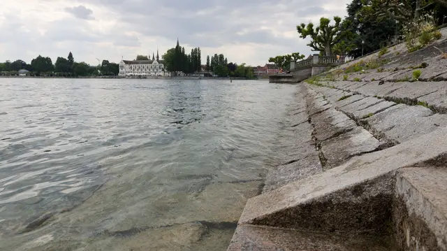 Der Bodensee selbst ist vorerst vom Verbot ausgenommen - auch wenn der Wasserstand dort für diese Jahreszeit niedrig ist. | Foto: Oliver Hanser/dpa