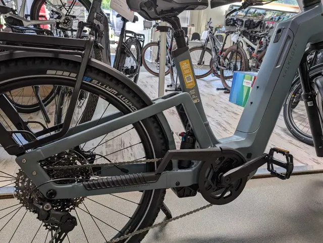 E-Bikes mit tiefem Einstieg erleichtern das Auf- und Absteigen im Alltag. Das Foto zeigt einen Fully-Tiefeinsteiger von Kalkhoff | Foto: eBike Store Kaiserslautern