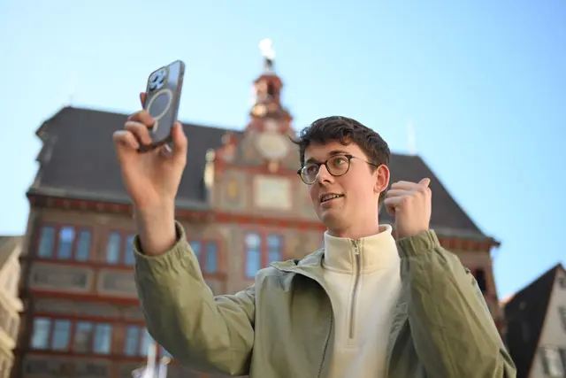 Benedikt Döllmann zeigt auf Social Media seinen Alltag als Stadtrat. Über 50.000 Menschen folgen ihm. | Foto: Marijan Murat/dpa