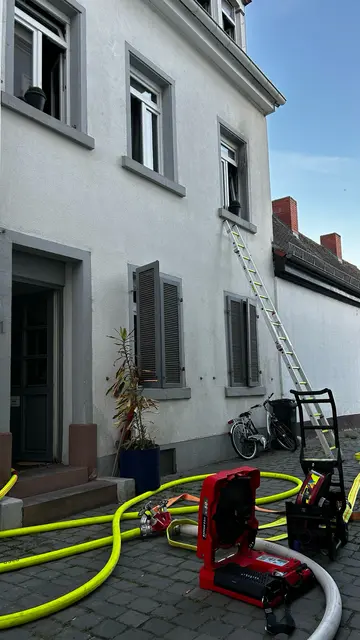 Feuerwehreinsatz in der Speyerer Altstadt: In der Großen Sämergasse brannte ein Wohnhaus. Eine Frau wurde über die Drehleiter gerettet, das Gebäude ist wegen starker Rauchschäden unbewohnbar. | Foto: Brand- und Katastrophenschutz der Stadt Speyer