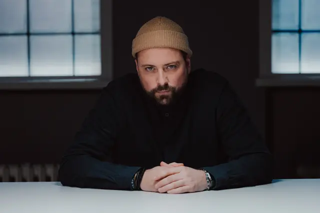 John Bachmann (Felix von Jascheroff) steht bei GZSZ derzeit selbst im Mittelpunkt des Zoe-Mords. Nun hat der Schauspieler seinen Abschied nach mehr als 25 Jahren angekündigt. | Foto: RTL / Anna Riedel