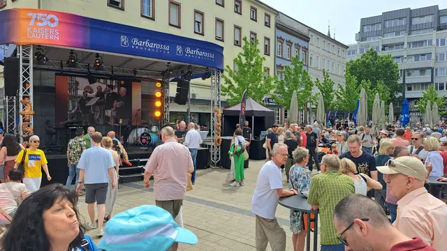 Die Jubiläumsbühne ist auf den Schillerplatz gewandert | Foto: Monika Klein