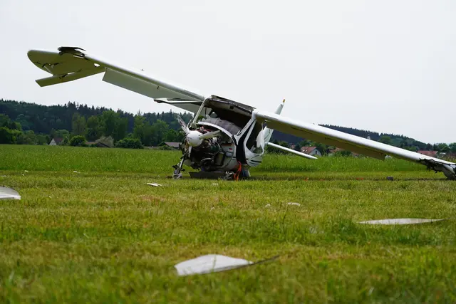 Das Ultraleichtflugzeug ist kurz nach dem Start abgestürzt.  | Foto: Braun/swd-medien/dpa
