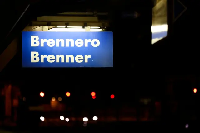 Auf der Bahnstrecke gibt es Verspätungen. (Archivbild) | Foto: Matthias Schrader/AP/dpa