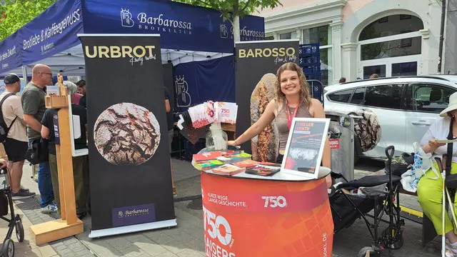 Auch die Stadt Kaiserslautern war mit einem kleinen Stand vertreten, um für das Jubiläumsprogramm zu werben | Foto: Monika Klein