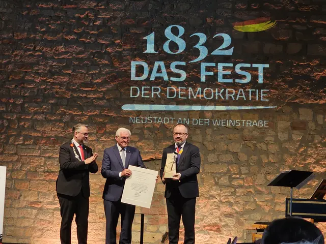 Demokratiepreis an Adam Bodnar, mit OB Marc Weigel und Bundespräsident Frank-Walter Steinmeier | Foto: Michael Landgraf