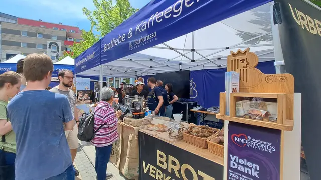Backwaren und Kaffee der Barbarossa Bäckerei gab es an einem der Pavillons | Foto: Monika Klein
