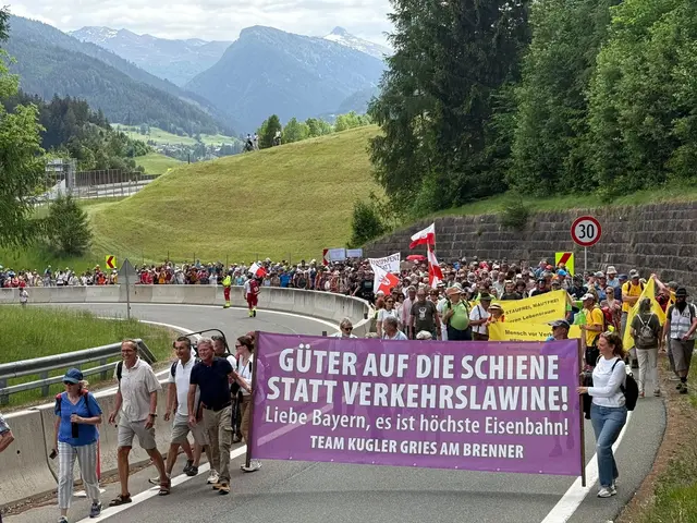 Menschen reisten mit Bahn und Fahrrädern zu dem Protest an. | Foto: Matthias Röder/dpa