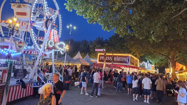 Viele Menschen waren auch am Abend unterwegs, um sich das Feuerwerk nicht entgehen zu lassen | Foto: Monika Klein