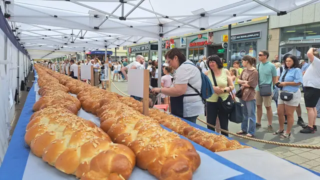 Die Barbarossa Bäckerei verteilte zum 750-jährigen Stadtjubiläum insgesamt 750 Meter Hefezopf an Besucher in der Kaiserslauterer Innenstadt | Foto: Monika Klein