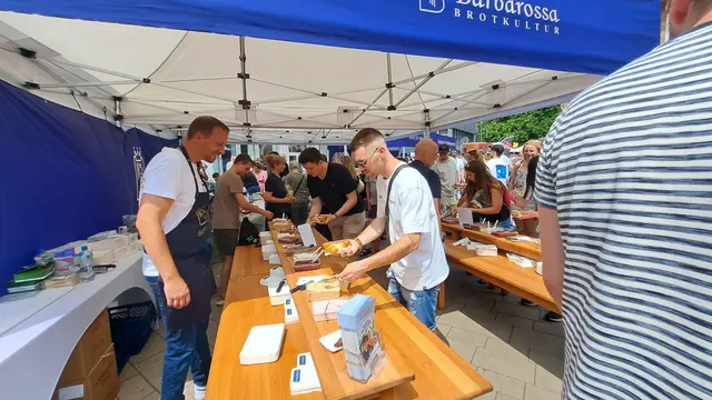 Beim Angebot „Pimp your Hefezopf“ konnten Besucher ihr Stück mit Marmelade, Nougatcreme oder Zuckerstreuseln verfeinern | Foto: Monika Klein