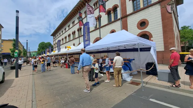 Entlang der Fruchthalle verteilten Mitarbeiter der Barbarossa Bäckerei den Hefezopf an die Besucher des Stadtjubiläums | Foto: Monika Klein
