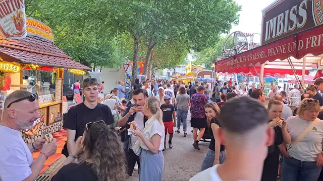 Zahlreiche Besucher strömten bei sommerlichem Wetter zur Eröffnung auf den Messeplatz in Kaiserslautern | Foto: Monika Klein
