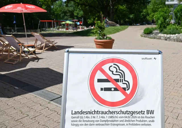 In diesem Freibad wird auf einem großen Plakat auf das Nichtraucherschutzgesetz hingewiesen. | Foto: Bernd Weißbrod/dpa