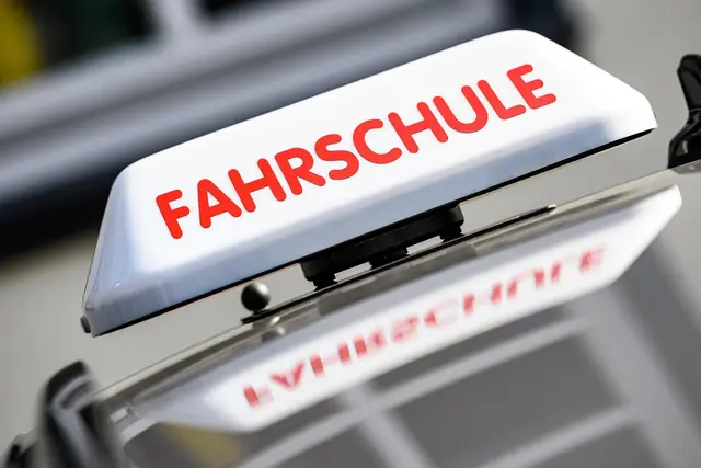 Die Fahrschülerin soll die Pedale verwechselt haben. (Symbolbild) | Foto: Swen Pförtner/dpa